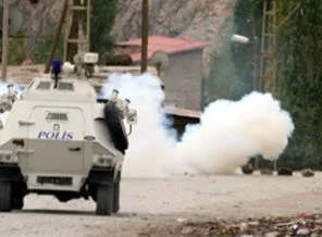 Polisten Kürtçe uyarı