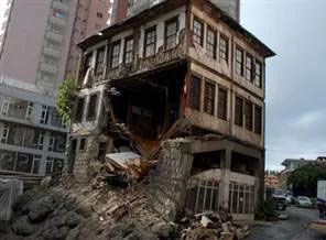 Tarihi yağmur yıktı vatandaş yaktı