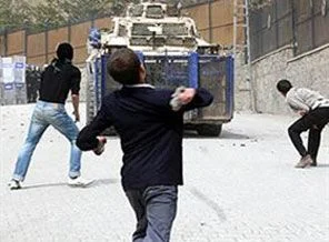 Taş atan çocuklar ortada kaldı
