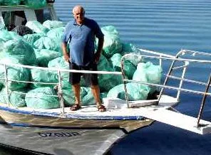 Teknesiyle 410 torba çöp topladı