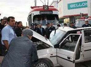 Tramvay otomobille çarpıştı