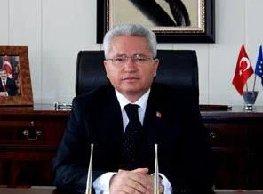 Valinin elini öpüp harçlık istedi