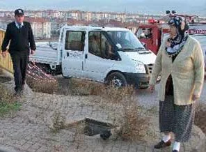 Yaşlı kadın 5 metrelik kuyuya düştü