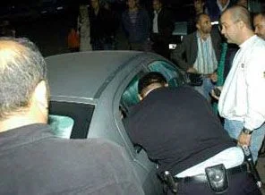 Yaşlı kadın ve torununu polis kurtardı