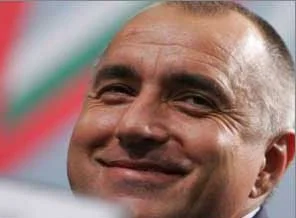 Ajan bakan istifa etti