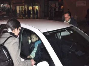 Alışveriş, çocuğu arabada mahsur bıraktı