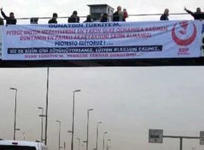 BBP'liler, üst geçitlere pankart astı