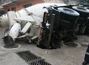 Beton mikseri evin bahçesine devrildi
