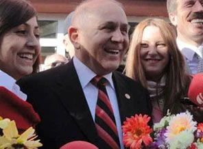 Burhan Kuzu'ya bu kez çiçek attılar