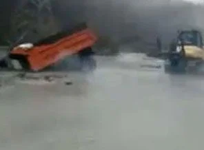 Çamura gömülen kamyonda can pazarı