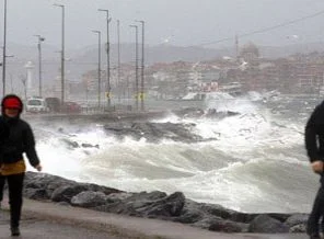 Çanakkale Boğazı'nda ulaşım durdu
