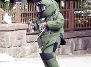 Cep telefonu ışığıyla bomba analizi yaptı