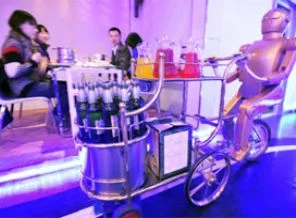 Çin'de robot garsonlar iş başı yaptı!