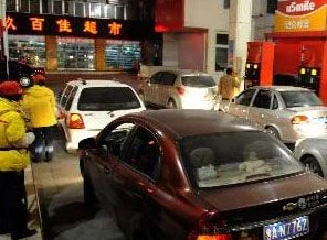 Çin'deki benzinliklerde araç kuyrukları