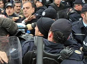 DİSK'ten Kültür merkezi açılışına protesto