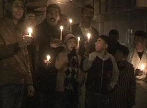 Elektrik kesintisine mumla protesto