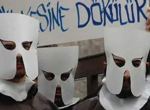 Fakülte önünde 'maskeli' eylem