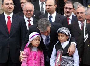 Gül Diyarbakırlı çocukları kucakladı
