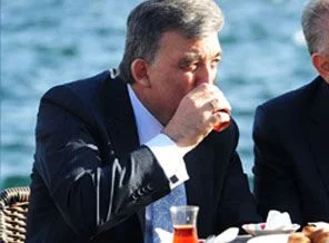 Gül'ün Boğaz'da simit ve çay keyfi