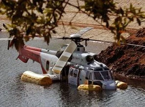 Hong Kong'da helikopter göle düştü