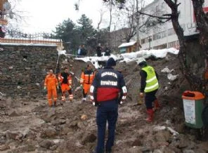 Isparta'da okul duvarı yıkıldı: 4 yaralı