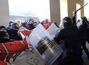 İtalya'da polisten öğrencilere müdahale