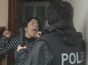 Kadınlar polisi copladı, suyla haşladı