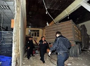 Kamyon kahvehaneye girdi
