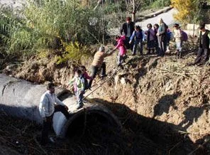 Köprü yıkıldı böyle oldu
