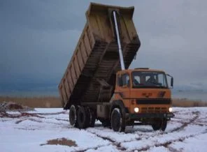 Kurumasın diye göle kar taşıyorlar