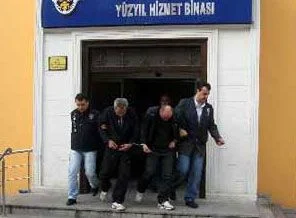 Kuyumcuya girmek isteyenler yakalandı