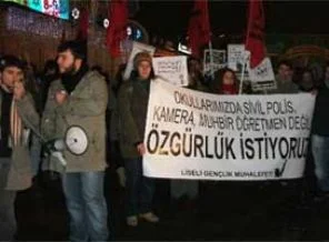 Liseli öğrenciler bakanlığı protesto etti
