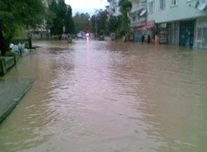 Lüleburgaz deresi taştı evleri su bastı!