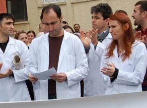 Maaşlarını alamayan doktorlar eylem yaptı