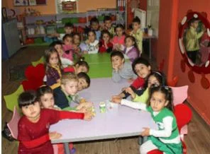 Minikler, kıyafetlerini yoksul arkadaşlarıyla paylaştı