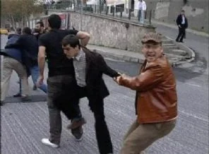 Öğrenciler bayrak direkleriyle saldırdı!