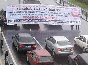 Önce yolu kapattılar,sonra özür dilediler