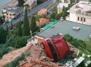 Otomobil evin çatısına uçtu