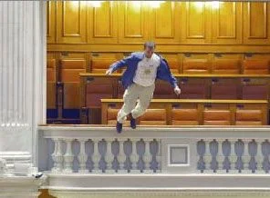 Parlamento balkonundan atladı