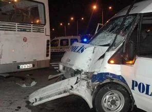 Polis midibüsü otobüsle çarpıştı: 7 yaralı