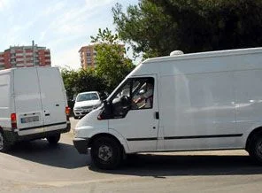 Polisi alarma geçiren minibüs