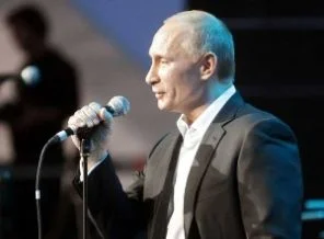 Putin çocuklar için şarkı söyledi, piyano çaldı