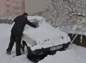 Şiddetli kar hayatı felç etti
