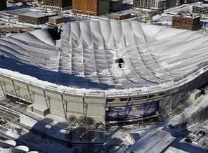 Stadın çatısı kara dayanamadı