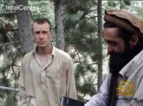 Taliban'ın elindeki askerin görüntüsü internette