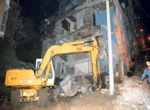 Temel kazısında bina çöktü