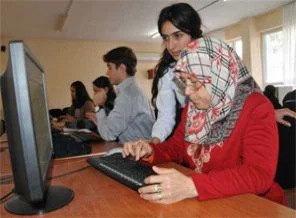 Torunlarıyla görüşmek için bilgisayar öğreniyor