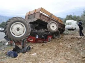 Traktörle kamyonet çarpıştı: 1 ölü
