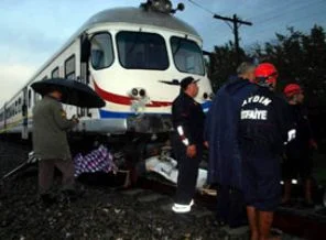 Tren, otomobili kağıt gibi ezdi: 4 ölü