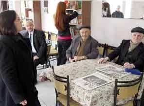 Yol kesip okuma yazma öğretiyorlar